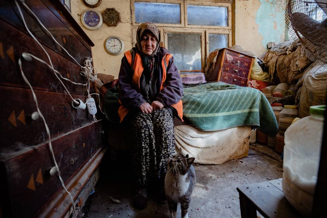 Kedilerini bırakamayan kadın hasarlı evinden ayrılmıyor 4